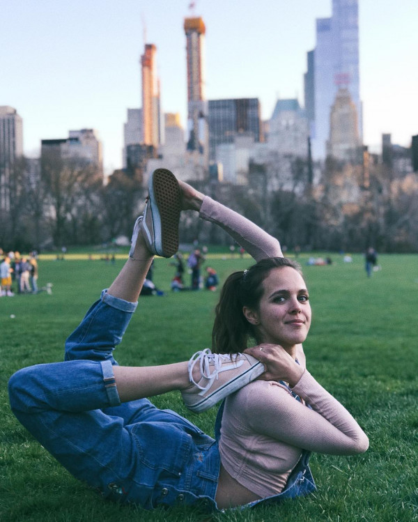 Sara Ticha - tín đồ thực hiện bộ ảnh Yoga đẹp ở thành phố New York